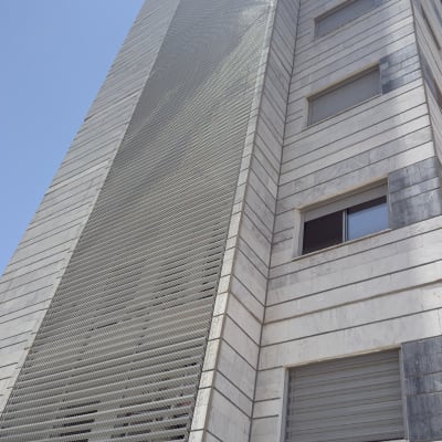 בניין גבוה עם רשתות על הקיר החיצוני