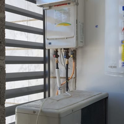 יחידת מיזוג אוויר עם צינורות חיבורים