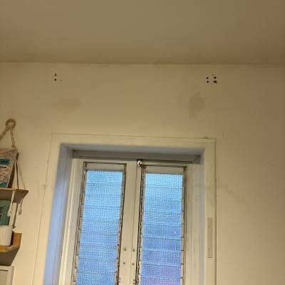 קיר עם חלון וחורים, עבודה בתחום השיפוצים