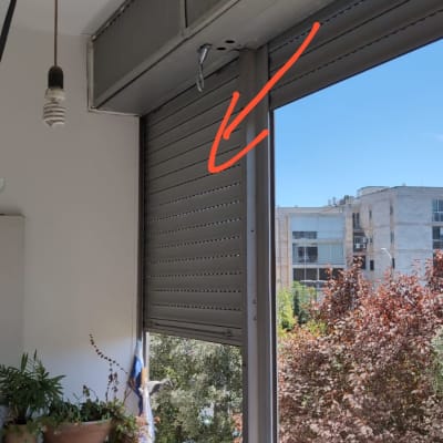 תריסים במרפסת עם חץ אדום מצביע עליהם