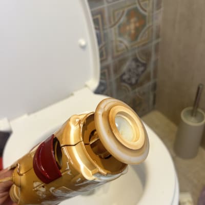 כלי עבודה לפתיחת סתימות בשירותים