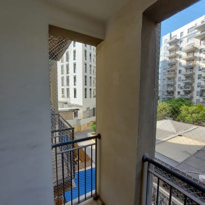 רשת מתכת מותקנת על מרפסת למניעת כניסת יונים