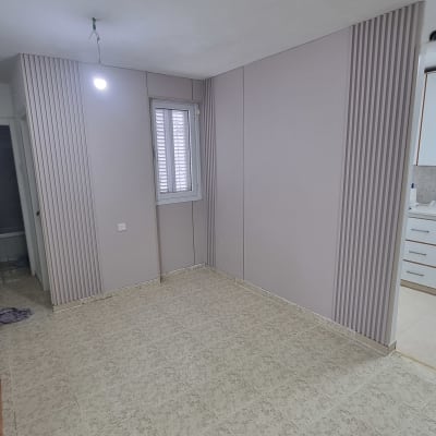 חדר צבוע עם קירות מעוצבים ורצפת קרמיקה