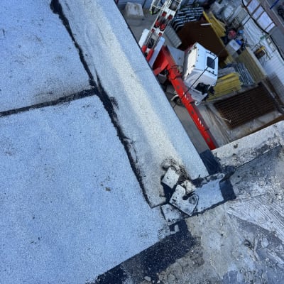 עבודת איטום על גג עם חומרים וכלים מתאימים