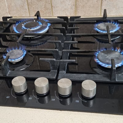 כיריים גז עם להבות כחולות במטבח