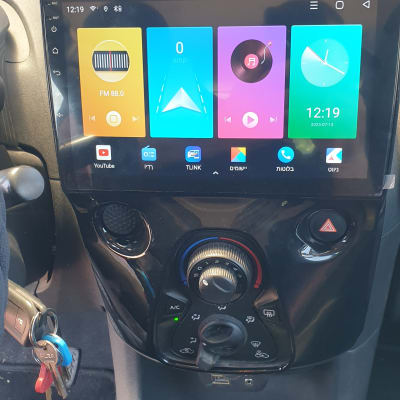 מסך מולטימדיה ברכב עם אפליקציות שונות