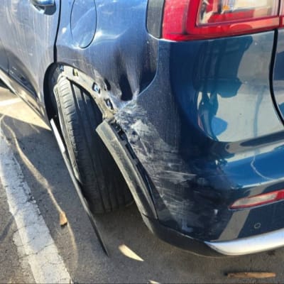 נזק לרכב כחול בחלק האחורי