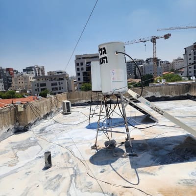 גג אטום עם חומר איטום לבן ושחור