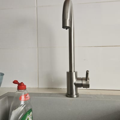 ברז נירוסטה בכיור עם בקבוק סבון כלים