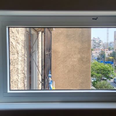 מסגרת חלון אלומיניום עם נוף עירוני