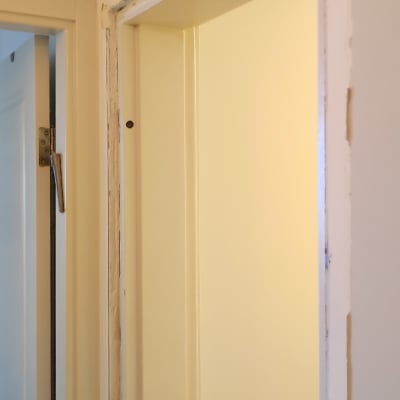 משקוף דלת ללא דלת, עם סימני תיקון