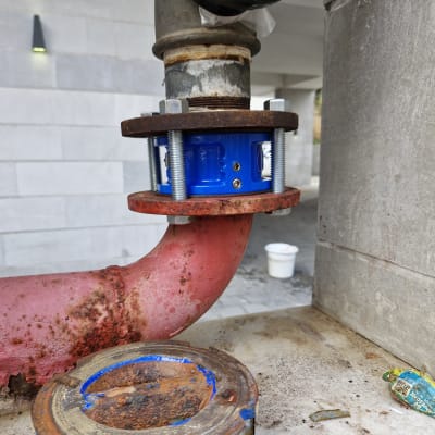 צינור מתכת עם חיבור ברגים ותיקון סרט שחור