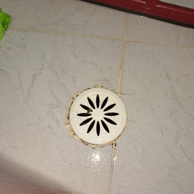 ניקוז רצפה עם לכלוך ומגב אדום