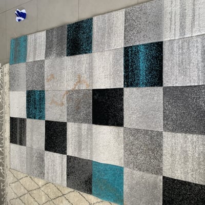 שטיח מרובע עם כתמים, מטלית כחולה בצד