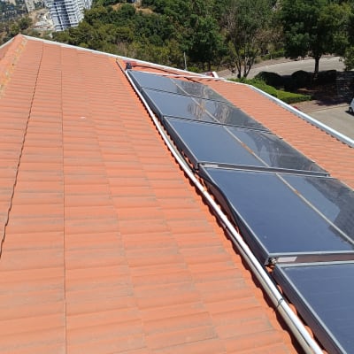 פאנלים סולאריים על גג רעפים עם צינור מים