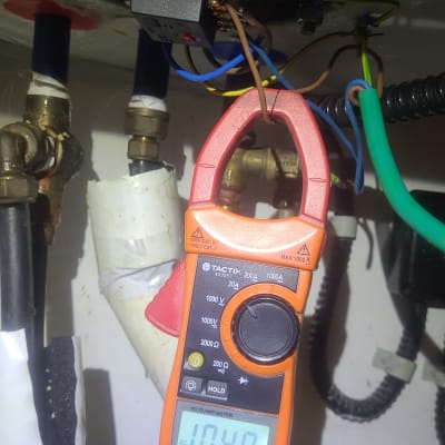 מד אמפר מחובר לחוטים בדוד שמש