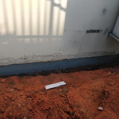 איטום קיר חיצוני עם חומר איטום אפור