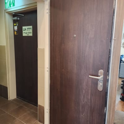 דלת עץ עם ידית מתכת ומספר 28