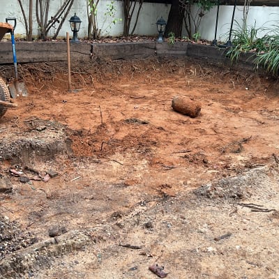 מריצה, את חפירה ואדמה חפורה בגינה