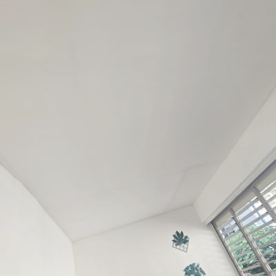 תקרה וקיר צבועים בלבן עם קישוטים ירוקים