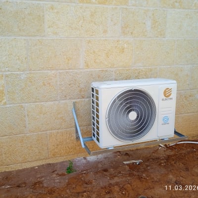 יחידת מיזוג אוויר מותקנת על קיר חיצוני