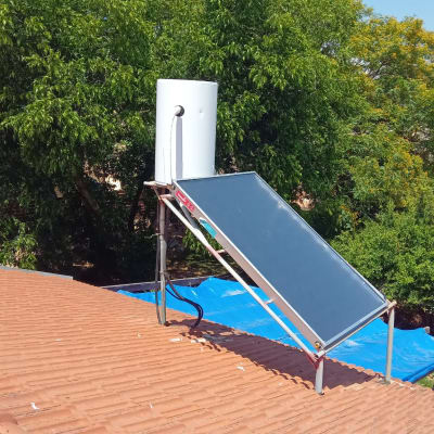 דוד שמש על גג רעפים עם קולטן סולארי