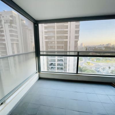 מרפסת עם סוכך שקוף ונוף לעיר