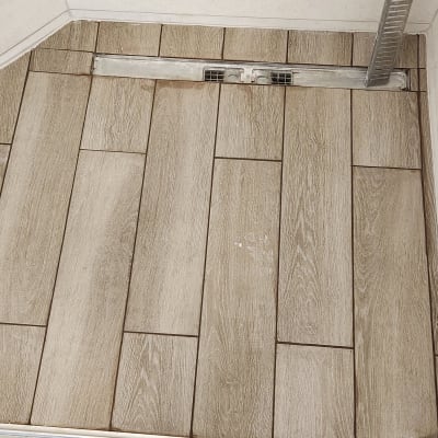 רצפת אריחים עם תעלת ניקוז מתכתית