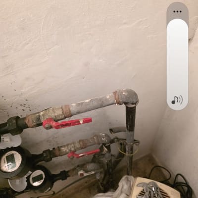 צנרת מים עם ברזים וכלי עבודה