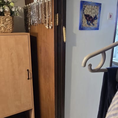 דלת פתוחה עם תכשיטים תלויים עליה