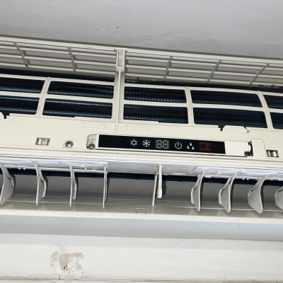 מזגן עם תצוגה דיגיטלית ותריסים פתוחים