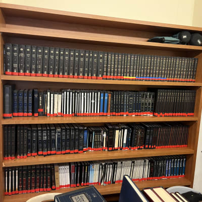 מדף עץ עם ספרים רבים