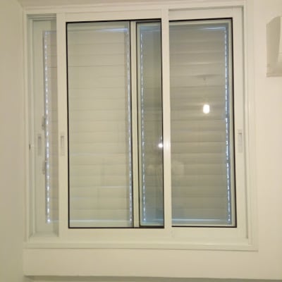 חלון אלומיניום עם תריסים סגורים