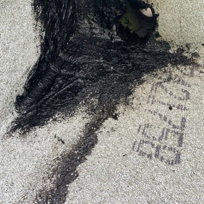 חומר איטום שחור על משטח אפור עם חור