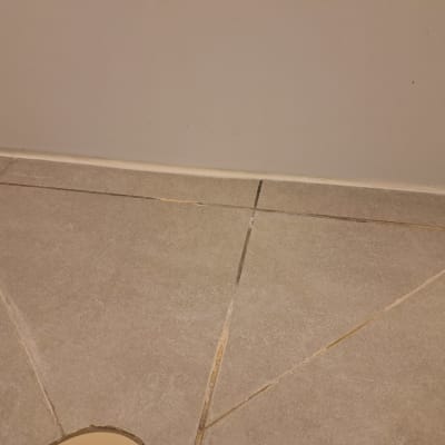 רצפת אריחים עם קווי רובה מתקלפים