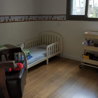 רצפת פרקט עץ בחדר ילדים מואר