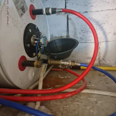 דוד שמש עם צינורות אדומים וכחולים מחוברים