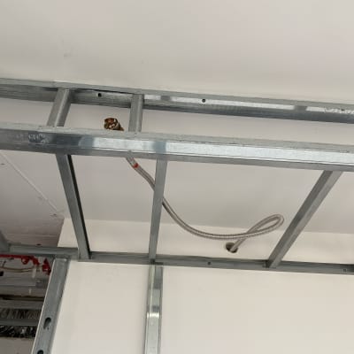 צינור מתכת גמיש בתקרה עם חיבור