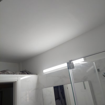 תקרה צבועה בלבן עם תאורה עליונה