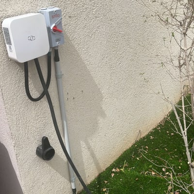 תיבת חשמל עם כבלים מחוברים לקיר חיצוני