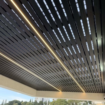 פרגולה אלומיניום עם תאורה מעל נוף עירוני