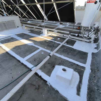 איטום גג עם חומר לבן וצינורות