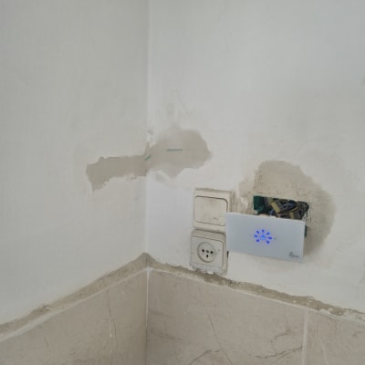 שקע חשמל ותיקון קיר עם טיח
