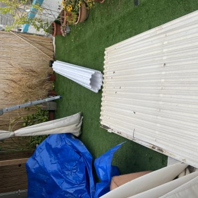 לוחות פלסטיק לבנים על דשא מלאכותי בגינה