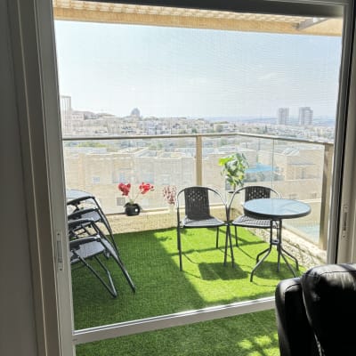 מעקה אלומיניום במרפסת עם נוף עירוני