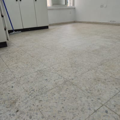 רצפה נקייה עם ארונות ומטאטא