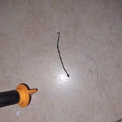 בדיקה עם כלי חשמלי על רצפה