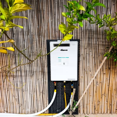 מערכת חימום מים חיצונית עם צינורות מחוברים