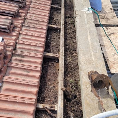 תיקון גג רעפים עם אריחים מונחים בצד