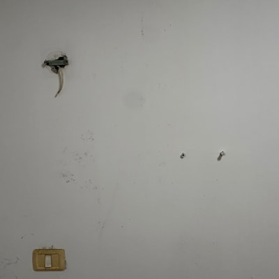 קיר עם חוטי חשמל ומתג חשמל